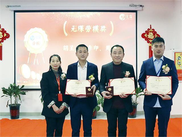 Посвящение, клиент в первую очередь - Примечание: Ху Чэнцзе, инженер послепродажного обслуживания Yuanchen Technology.

